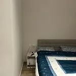 Private House With Balcony 公寓